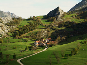 Картинка испания кантабрия сильориго де льебана природа пейзажи горы дома долина