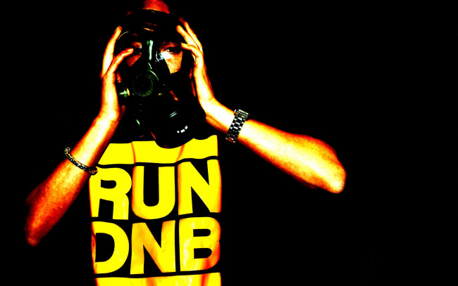 Обои картинки фото run, dnb, музыка, другое, противогаз, надпись, футболка