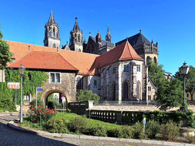 Обои картинки фото города, замок мариенбург , польша, magdeburg, фонари, германия, замок, кусты, небо