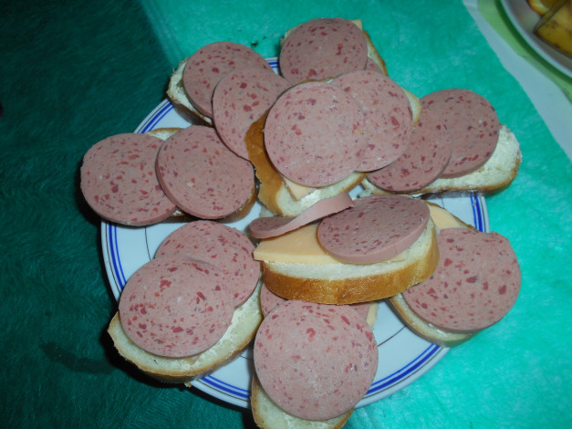 Обои картинки фото бутерброды, еда,  гамбургеры,  канапе, хлеб, колбаса, сыр, бутерброд