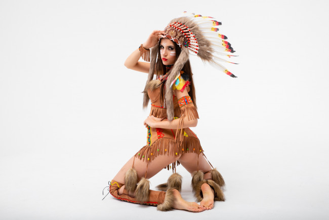 Обои картинки фото девушки, -unsort , брюнетки, темноволосые, перья, костюм, индейца