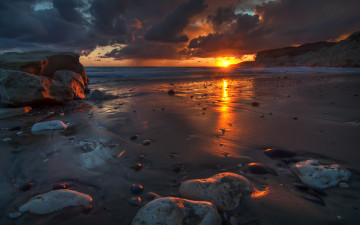 обоя природа, восходы, закаты, песок, берег, волны, вода, океан, краски, облака, небо, солнце, рассвет, отражение, камни