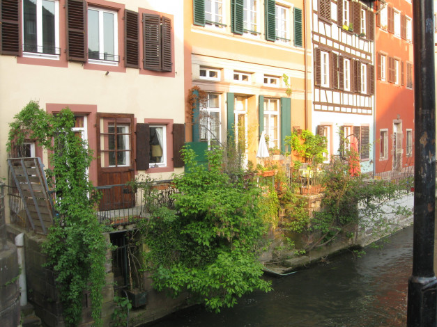 Обои картинки фото страсбург, города, франция, кусты, окна, канал, здание