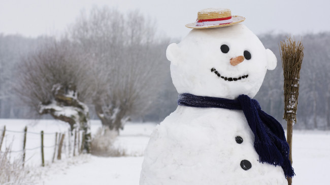 Обои картинки фото праздничные, снеговики, шляпа, метла