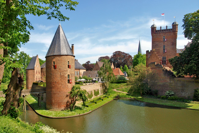 Обои картинки фото netherlands, castle, huis, berg, города, дворцы, замки, крепости, флаг, башни, водоем