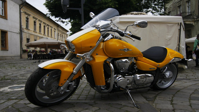 Обои картинки фото мотоциклы, unsort, мотоцикл, желтый, улица