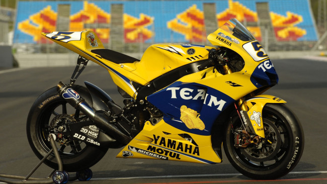 Обои картинки фото yamaha, yzr, m1, мотоциклы, желтый