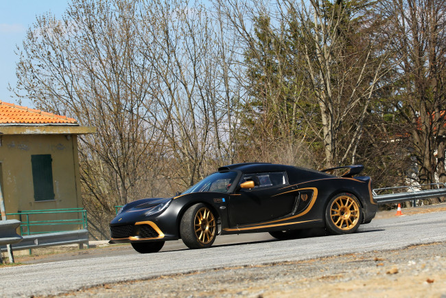 Обои картинки фото 2012 lotus exige r-gt, автомобили, lotus, деревья, дом, exige