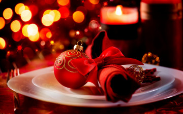 Картинка праздничные сервировка салфетка бант свечи шарики приборы блики стол вилка тарелка