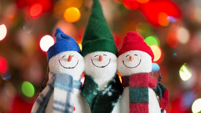 Обои картинки фото праздничные, снеговики, колпаки, блики, шарфы, улыбки