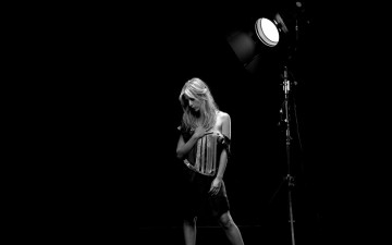 Картинка девушки sarah+michelle+gellar черно-белая блондинка актриса сара мишель геллар свет софит
