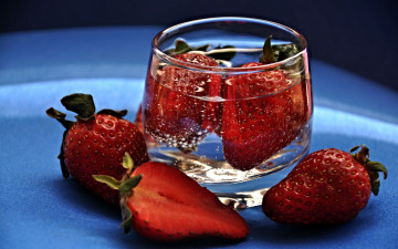 Картинка еда клубника +земляника стакан ягоды
