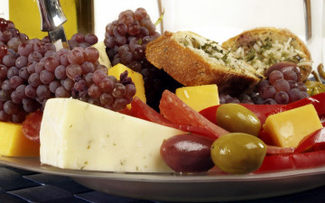 Картинка еда разное оливки виноград колбаса бутерброд сыр