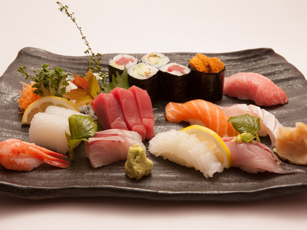 Обои картинки фото еда, рыба,  морепродукты,  суши,  роллы, креветка, кухня, японская, суши, ассорти, роллы
