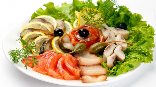 Обои картинки фото еда, рыбные блюда,  с морепродуктами, салат, маслины, каперсы, лимон, рыба, ломтики