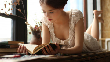 Картинка девушки -+брюнетки +шатенки стол книги брюнетка поза декольте kate kostyanetskaya