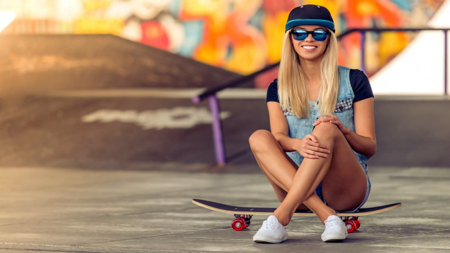 Обои картинки фото девушки, - блондинки,  светловолосые, скейт, блондинка, очки, шапочка