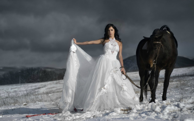 Обои картинки фото девушки, - невесты, зима, снег, невеста, лошадь