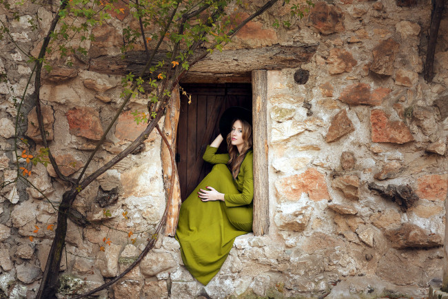 Обои картинки фото девушки, - брюнетки,  шатенки, каменный, дом, шатенка, зеленое, платье, шляпа