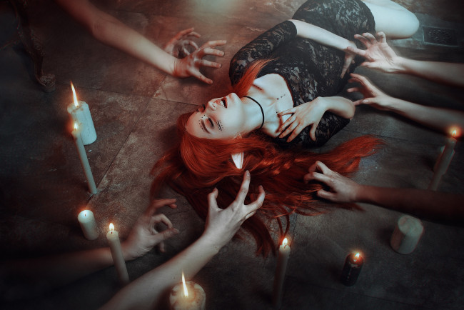 Обои картинки фото девушки, kirdjava, эльфийка, руки, свечи, ритуал