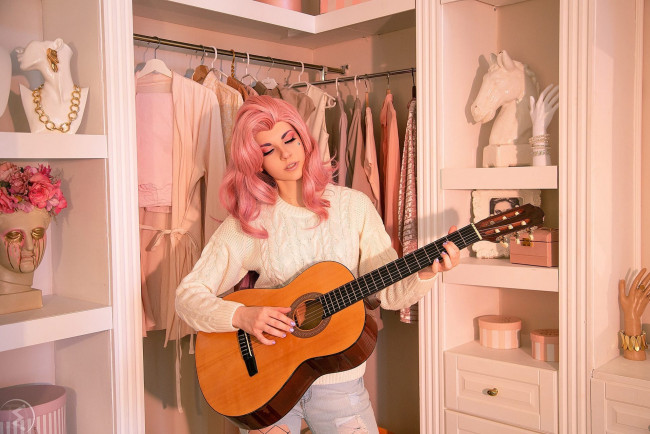 Обои картинки фото девушки, симонет секунова, свитер, гитара, шкаф