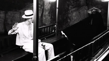 Картинка мужчины wang+yi+bo актер костюм шляпа скамейка