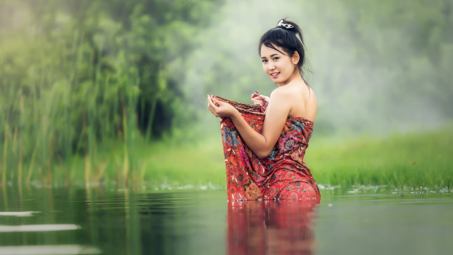 Обои картинки фото девушки, - азиатки, пруд, вода, азиатка, улыбка
