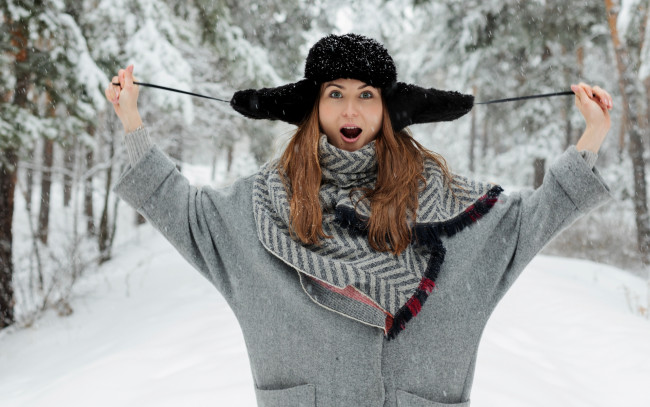 Обои картинки фото девушки, - брюнетки,  шатенки, зима, снег, шатенка, шапка, жест