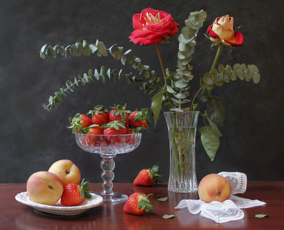 Обои картинки фото еда, натюрморт, ваза, розы, цветы, персики, клубника