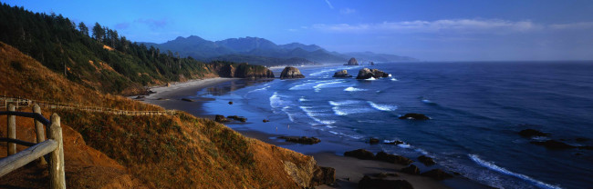 Обои картинки фото природа, побережье, океан, пляж, волны, камни, скалы, дорожка, панорама