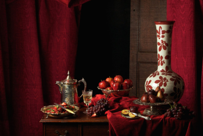 Обои картинки фото еда, натюрморт, груши, ваза, виноград, яблоки, сливы, вино, шторы, клубника