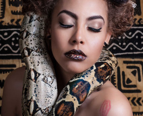 Картинка девушки -unsort+ лица +портреты помада лицо макияж питон змея