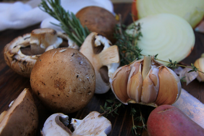 Обои картинки фото еда, разное, чеснок, грибы, лук