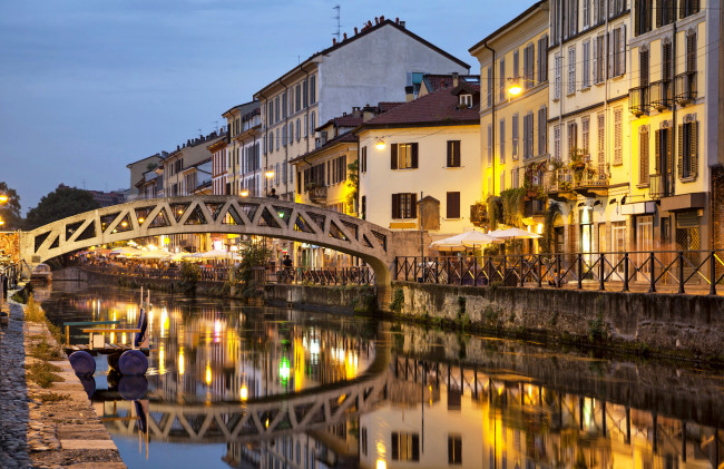Обои картинки фото милан италия, города, милан , италия, ночь, мост, река, дома, милан, огни