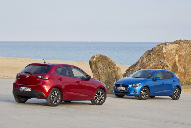 Обои картинки фото 2014 mazda 2, автомобили, mazda, голубой, металлик, красный