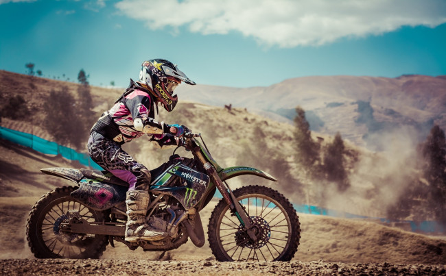 Обои картинки фото спорт, мотокросс, мотоцикл, облака, горы, грязь, мотоциклист