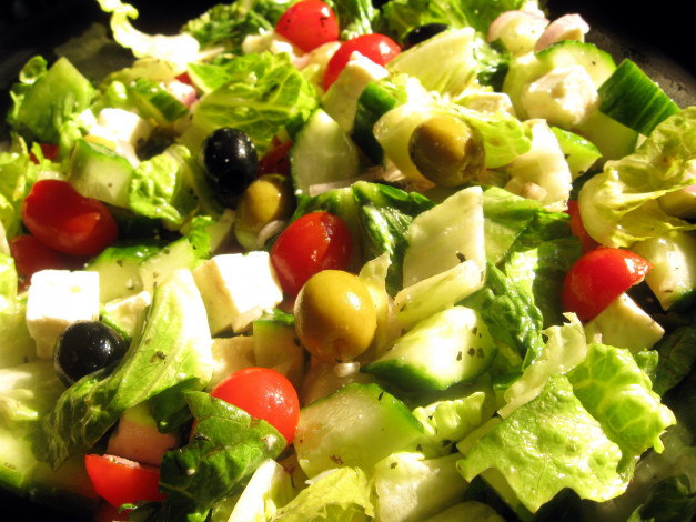 Обои картинки фото еда, салаты,  закуски, маслины, помидоры, сыр, салат, оливки