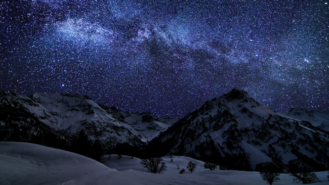 Обои картинки фото природа, горы, звезды, ночь, кусты, снег, скалы, зима, небо