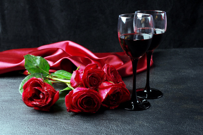 Обои картинки фото еда, напитки,  вино, розы, красное, бокалы, вино, шелк