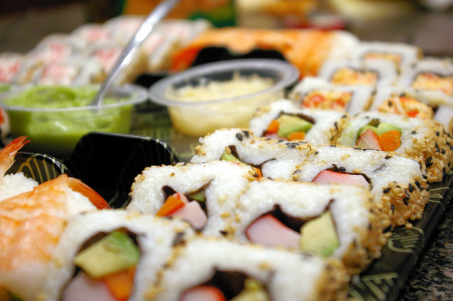 Обои картинки фото еда, рыба,  морепродукты,  суши,  роллы, японская, ассорти, роллы, кухня