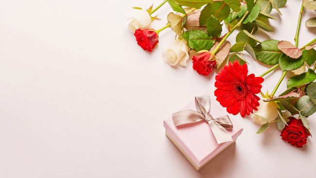Обои картинки фото праздничные, подарки и коробочки, подарок, гербера, лента, бант, бутоны, розы