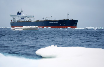 Картинка корабли танкеры vladimir tikhonov море айсберги льдины