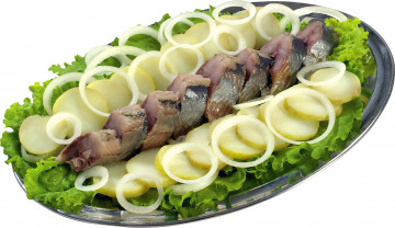 Картинка еда рыбные блюда морепродуктами ломтики огурца селедка блюдо листья салата кольца лука