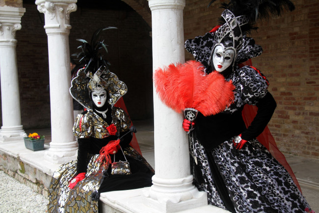 Обои картинки фото разное, маски, карнавальные, костюмы, колонны, перья, веер, венеция, карнавал