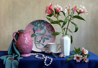 обоя цветы, альстромерия, блюдо, ракушка, ожерелье, ваза