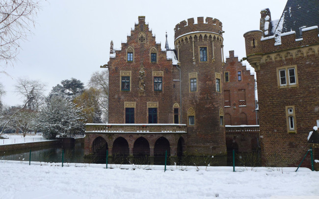 Обои картинки фото города, дворцы, замки, крепости, замок, зима, водоем, paffendorf castle