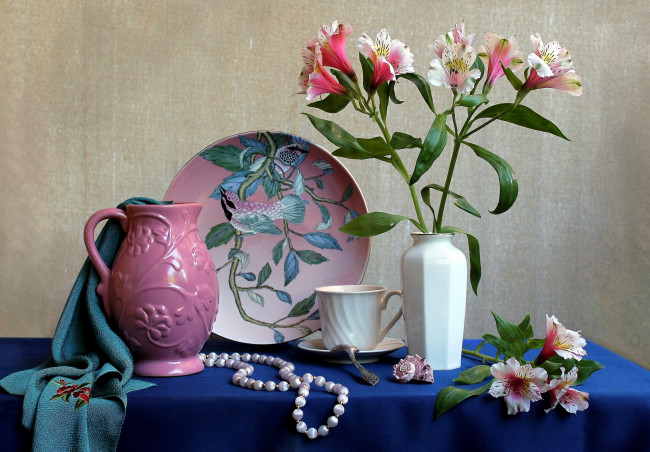 Обои картинки фото цветы, альстромерия, блюдо, ракушка, ожерелье, ваза