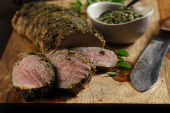 Картинка еда мясные+блюда запеченное мясо нож доска фон приправа зелень