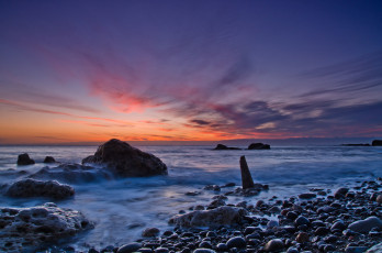 Картинка природа побережье океан пляж камни скалы горизонт тучи заря
