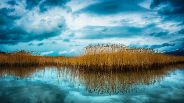 Картинка природа реки озера горы озеро тучи тростник отражение